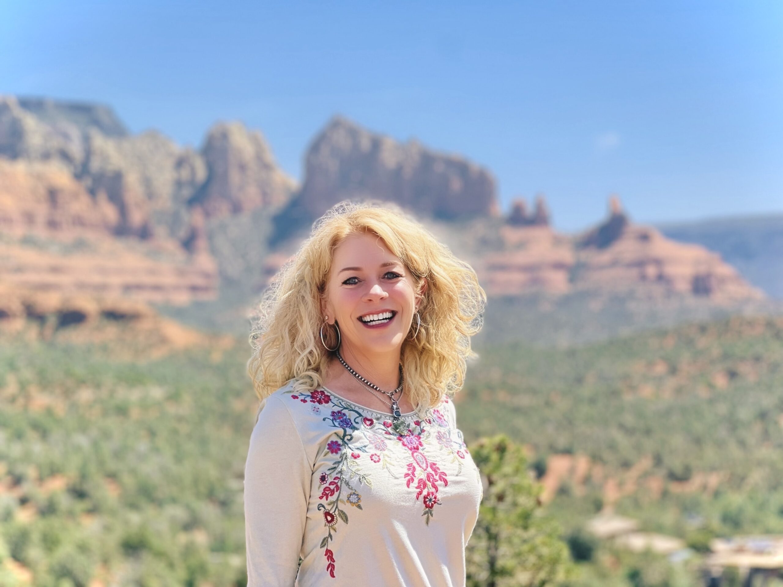 Amia Geismann Smiling in Sedona – Transformational Shaman and Coach